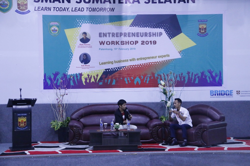 Moderator_saat_mewawancarai_salah_satu_pebisnis_sukses.JPG